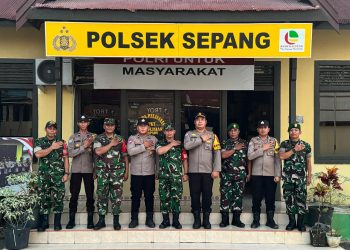 Danramil 1016-03/Sepang, Kapten Cpl Apolo Dharmawan, S.H.,beserta jajaran anggota Koramil 03/Sepang memberikan kejutan dan ucapan selamat kepada rekan Kapolsek Sepang dan seluruh anggota Polsek Sepang, Rabu (01/07/25).
