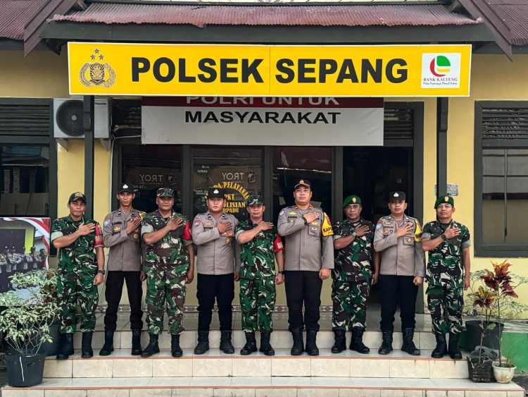 Danramil 1016-03/Sepang, Kapten Cpl Apolo Dharmawan, S.H.,beserta jajaran anggota Koramil 03/Sepang memberikan kejutan dan ucapan selamat kepada rekan Kapolsek Sepang dan seluruh anggota Polsek Sepang, Rabu (01/07/25).