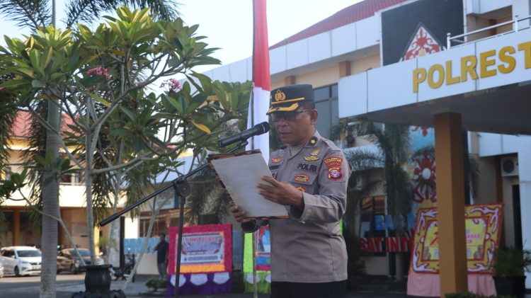 Kepala Bagian Logistik (Kabaglog) Polresta Palangka Raya, Polda Kalteng, Kompol Mangatur A. Tampubolon kembali berkesempatan untuk memimpin apel pagi yang dilaksanakan oleh kesatuannya.