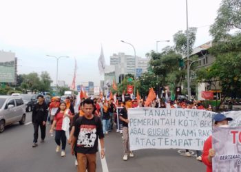 Aksi Damai Warga Margajaya  Kecamatan Bekasi Selatan Yang Tergusur Berjalan Untuk Menggeruduk Kantor Walikota Bekasi.(Foto. Dok: RH/Mitrapolri.Com)