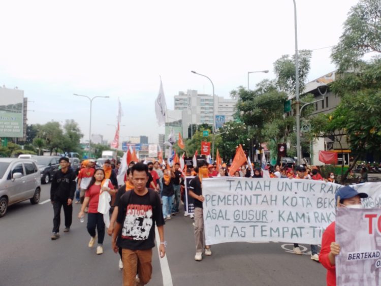 Aksi Damai Warga Margajaya  Kecamatan Bekasi Selatan Yang Tergusur Berjalan Untuk Menggeruduk Kantor Walikota Bekasi.(Foto. Dok: RH/Mitrapolri.Com)