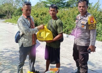 Kamis (3/7/2025), Bhabinkamtibmas Kelurahan Danau Tundai mendampingi kegiatan pendistribusian bantuan sosial (bansos) bagi sembilan kepala keluarga (KK) yang membutuhkan.