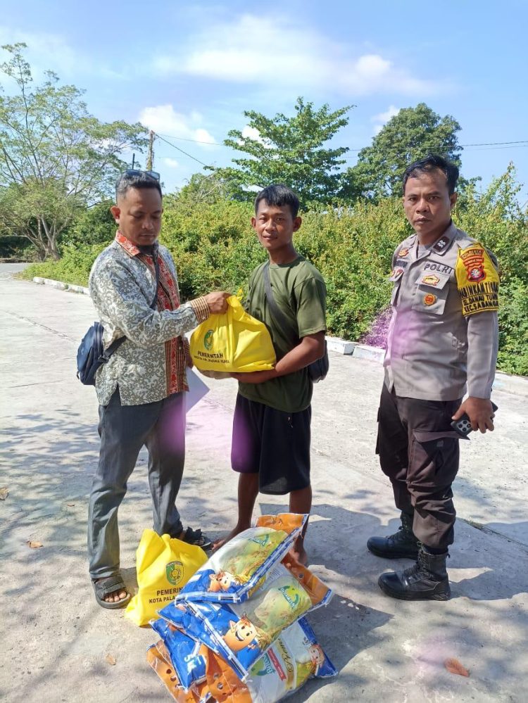 Kamis (3/7/2025), Bhabinkamtibmas Kelurahan Danau Tundai mendampingi kegiatan pendistribusian bantuan sosial (bansos) bagi sembilan kepala keluarga (KK) yang membutuhkan.