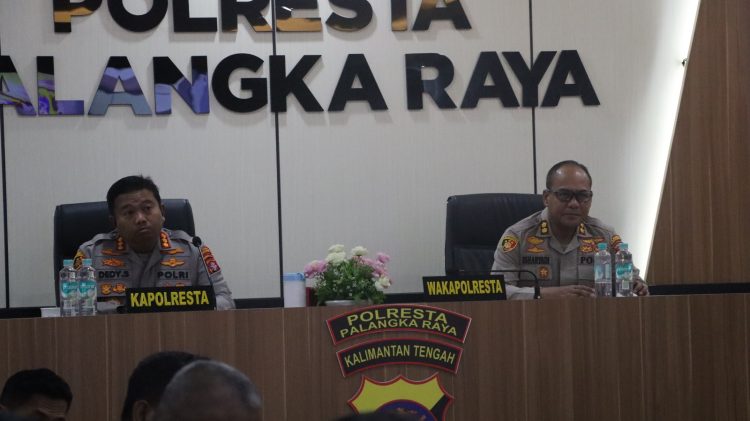 Vicon diikuti secara virtual melalui Aula Rupatama Mapolresta Palangka Raya, Jalan Tjilik Riwut Km. 3,5, Kota Palangka Raya, Kalimantan Tengah, yang dihadiri oleh Kapolresta, Kombes Pol. Dedy Supriadi, S.I.K., M.H. beserta Wakapolresta, para Pejabat Utama (PJU) dan Perwira.