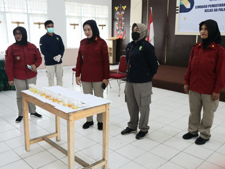 Seksi Kedokteran dan Kesehatan (Sidokkes) Polresta Palangka Raya melaksanakan kegiatan pemeriksaan urin di Lapas Perempuan Kelas IIA Kota Palangka Raya, Jumat (4/7/2025).