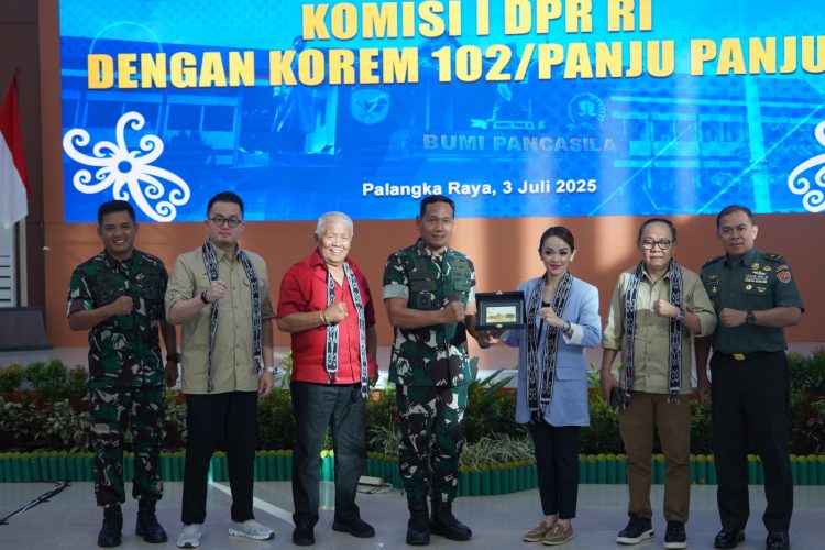 Komandan Korem (Danrem) 102/Pjg Brigjen TNI Wimoko S.E., M.Si., terima Kegiatan Kunjungan Kerja 4 Anggota DPR RI Komisi I ke Makorem 102/Pjg dalam rangka kesiapan Korem 102/Pjg dalam Tranformasi menjadi Kodam XXI/TB, bertempat di Makorem 102/Pjg Jl. Imam Bonjol, Palangka Raya, Kalimantan Tengah. Kamis (3/7/2025).