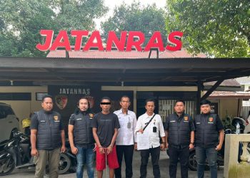Seorang narapidana yang sebelumnya dilaporkan kabur dari Lembaga Pemasyarakatan (Lapas) Kelas IIA Palangka Raya akhirnya berhasil diamankan tim gabungan pada Rabu, 2 Juli 2025 sekitar pukul 14.00 WITA di kawasan Pasar Cempaka, Banjarmasin.