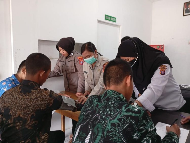 Seksi Kedokteran dan Kesehatan (Sidokkes) Polresta Palangka Raya melaksanakan pemeriksaan kesehatan tanda-tanda vital terhadap para casis di Klinik Mapolresta setempat, Senin (7/7/2025).