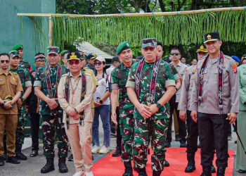 Kapolda Kalimantan Tengah Irjen Pol Iwan Kurniawan mendampingi Gubernur H. Agustiar Sabran dan Pangdam XII/Tanjungpura Mayjen TNI Jamalulael dalam kunjungan kerja ke Kabupaten Barito Utara, Selasa (8/7/2025).
