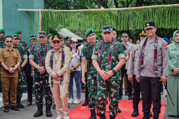 Kapolda Kalimantan Tengah Irjen Pol Iwan Kurniawan mendampingi Gubernur H. Agustiar Sabran dan Pangdam XII/Tanjungpura Mayjen TNI Jamalulael dalam kunjungan kerja ke Kabupaten Barito Utara, Selasa (8/7/2025).