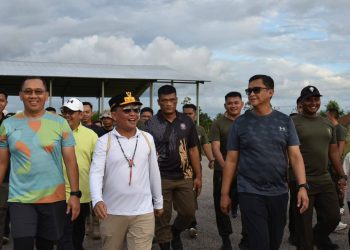 Gubernur Kalimantan Tengah H. Agustiar Sabran meluangkan waktu untuk berjalan sore di kawasan Bandara Lama Muara Teweh, Selasa (8/7/2025).