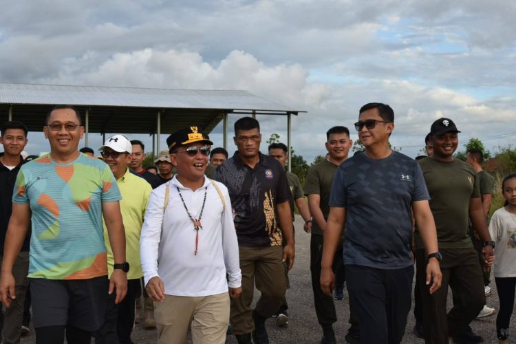 Gubernur Kalimantan Tengah H. Agustiar Sabran meluangkan waktu untuk berjalan sore di kawasan Bandara Lama Muara Teweh, Selasa (8/7/2025).