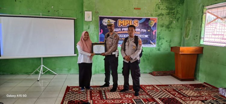 Polsek Pahandut Polresta Palangka Raya terus memperkuat peran edukatifnya kepada generasi muda dengan memberikan penyuluhan tentang kenakalan remaja dan penggunaan media sosial dalam kegiatan MPLS di SMP NU Palangka Raya, Rabu (9/7/2025).