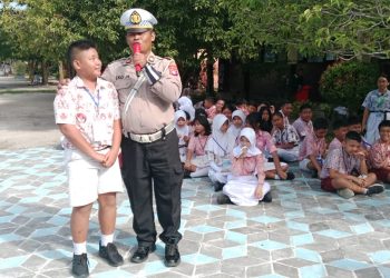 Program tersebut kali ini dilaksanakan pada SMP Negeri 3 yang berada di kawasan Jalan Rajawali, Kota Palangka Raya, Kalimantan Tengah, yang dilakukan oleh Kanit Kamsel, Iptu Eko Hermawan bersama para personel Satlantas, Rabu (9/7/2025) pagi.