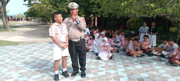 Program tersebut kali ini dilaksanakan pada SMP Negeri 3 yang berada di kawasan Jalan Rajawali, Kota Palangka Raya, Kalimantan Tengah, yang dilakukan oleh Kanit Kamsel, Iptu Eko Hermawan bersama para personel Satlantas, Rabu (9/7/2025) pagi.