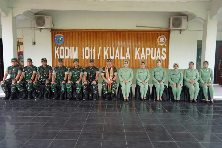 Panglima Kodam XII/Tanjungpura, Mayor Jenderal TNI Jamalulael, S.Sos., M.Si., bersama Ketua Persit Kartika Chandra Kirana Daerah XII/Tanjungpura Ny. Indah Jamallulael serta Komandan Korem Danrem 102/Pjg Brigjen TNI Wimoko S.E., M.Si. Beserta Rombongan melaksanakan kunjungan kerja perdana di wilayah Kodim 1011/Klk, bertempat Makodim, Jl. Tambun Bungai, Kecamatan Selat Kabupaten Kapuas. Rabu (09/07/2025).