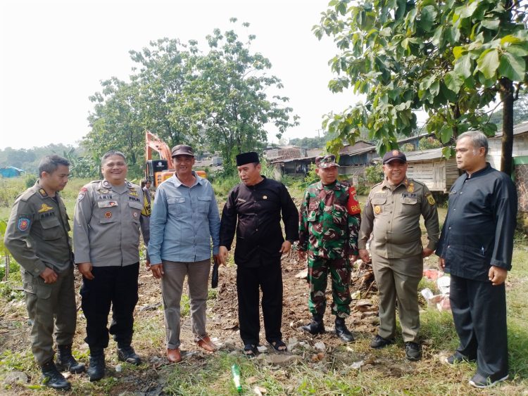 Kepala Desa Klapanunggal Meninjau Revitalisasi Kali Cibarengkok. (Foto. Dok: RH/Mitrapolri.com/10/7/2025)