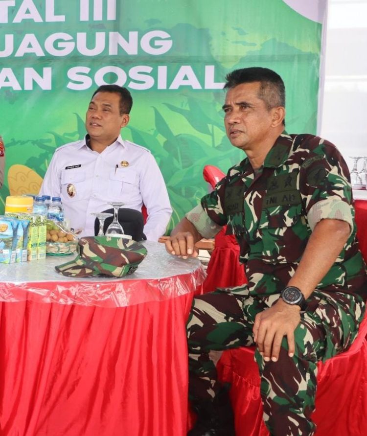 Dandim 1016/Plk yg diwakili Kasdim 1016/Plk Letkol Arm Khazanatul Israr, S.Pd., M.M., menghadiri kegiatan penanaman jagung serentak yang digelar di lahan perhutanan sosial yang ada di jalan Tumbang Talaken Kelurahan Pager Kecamatan Rakumpit Kota Palangka Raya, Rabu (9/7/25).