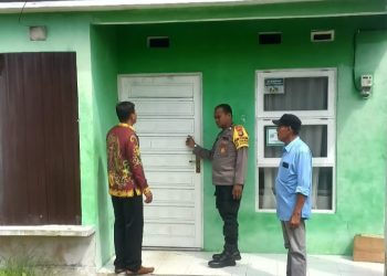 Bhabinkamtibmas Kelurahan Panarung Polsek Pahandut Polresta Palangka Raya Aiptu Edi. P melaksanakan kegiatan mediasi bersama unsur kelurahan dan pengurus masjid atas dugaan pengambilan uang kotak amal, Kamis (10/7/2025).
