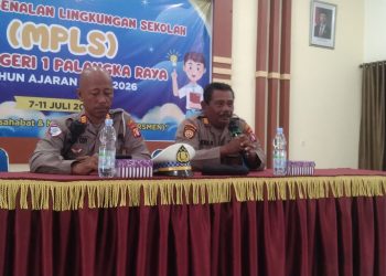 Unit Lantas dan Binmas Polsek Pahandut Polresta Palangka Raya menggelar kegiatan sosialisasi dalam Masa Pengenalan Lingkungan Sekolah (MPLS) di SMK Negeri 1 Palangka Raya, Kamis (10/7/2025).