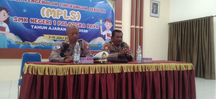 Unit Lantas dan Binmas Polsek Pahandut Polresta Palangka Raya menggelar kegiatan sosialisasi dalam Masa Pengenalan Lingkungan Sekolah (MPLS) di SMK Negeri 1 Palangka Raya, Kamis (10/7/2025).