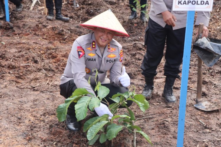 Kegiatan ini dihadiri langsung oleh Kapolda Kalteng Irjen Pol Iwan Kurniawan didampingi perwakilan Gubernur Kalimantan Tengah, para Pejabat Utama Polda Kalteng, serta unsur Forkopimda Kabupaten Pulang Pisau.