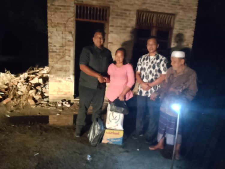 Anggota DPRD Asahan dari Partai Demokrat Joko Panjaitan dan Camat Rahuning M. Yasir, SH berikan bantuan dan hadir meringankan beban korban bencana alam. Kamis (10/07/2025).