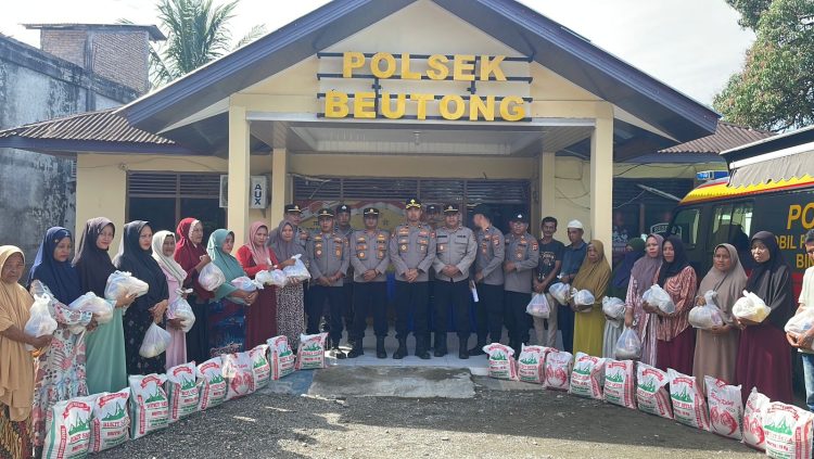 Polres Nagan Raya kembali menunjukkan kepeduliannya terhadap masyarakat melalui kegiatan Jumat Berkah, dengan membagikan sembako kepada warga yang membutuhkan di Kecamatan Beutong