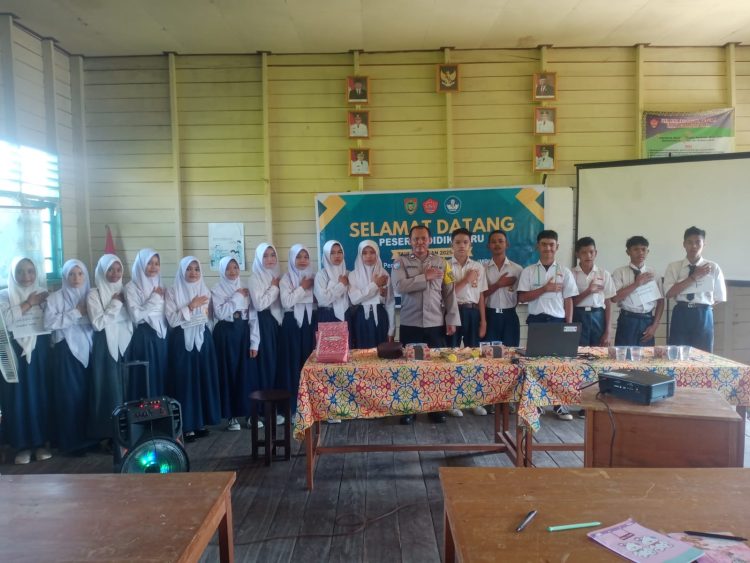 Polsek Sabangau pun menghadirkan Bhabinkamtibmas, Aiptu Supriyanto untuk menyampaikan materi edukasi kepada para pelajar SMAN-8 yang berada di wilayah Kelurahan Kameloh Baru, Kecamatan Sabangau, Kota Palangka Raya, Kalimantan Tengah, Jumat (11/7/2025) pagi.