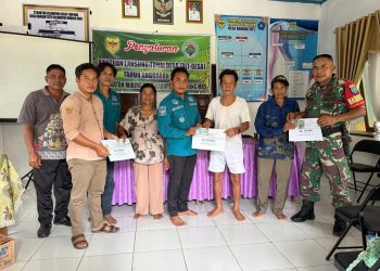 Babinsa Koramil 1016- 03/Sepang wilayah Kodim 1016/Plk Serma Helprit menghadiri sekaligus mendampingi kegiatan penyaluran Bantuan Langsung Tunai Dana Desa (BLT-DD) Triwulan-II untuk bulan April, Mei dan Juni 2025 di Balai Pos Yandu Desa Rangan Tate, Kecamatan Mihing Raya, Kabupaten Gunung Mas, Jumat (11/7/25).