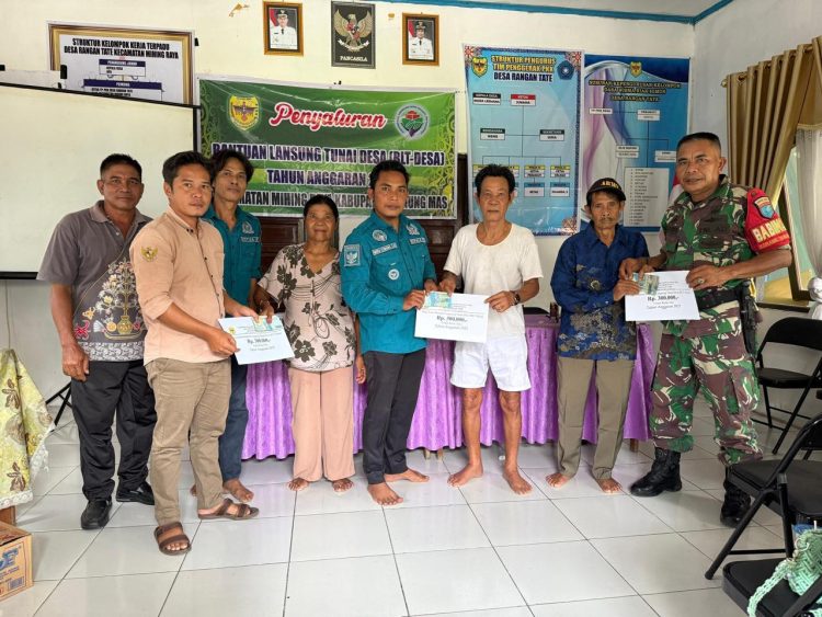 Babinsa Koramil 1016- 03/Sepang wilayah Kodim 1016/Plk Serma Helprit menghadiri sekaligus mendampingi kegiatan penyaluran Bantuan Langsung Tunai Dana Desa (BLT-DD) Triwulan-II untuk bulan April, Mei dan Juni 2025 di Balai Pos Yandu Desa Rangan Tate, Kecamatan Mihing Raya, Kabupaten Gunung Mas, Jumat (11/7/25).