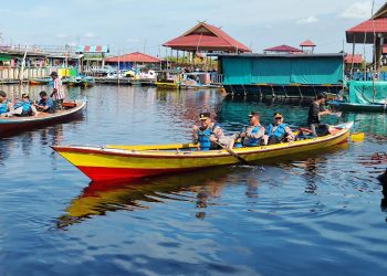 Kapolda Kalimantan Tengah Irjen Pol Iwan Kurniawan, S.I.K., M.Si. bersama para Pejabat Utama Polda Kalteng melaksanakan kegiatan pengambilan video clip Indonesia Pandu Dunia di kawasan wisata Sungai Sabangau, Kelurahan Kereng Bangkirai, Kecamatan Sabangau, Kota Palangka Raya, Jumat (11/7/2025).