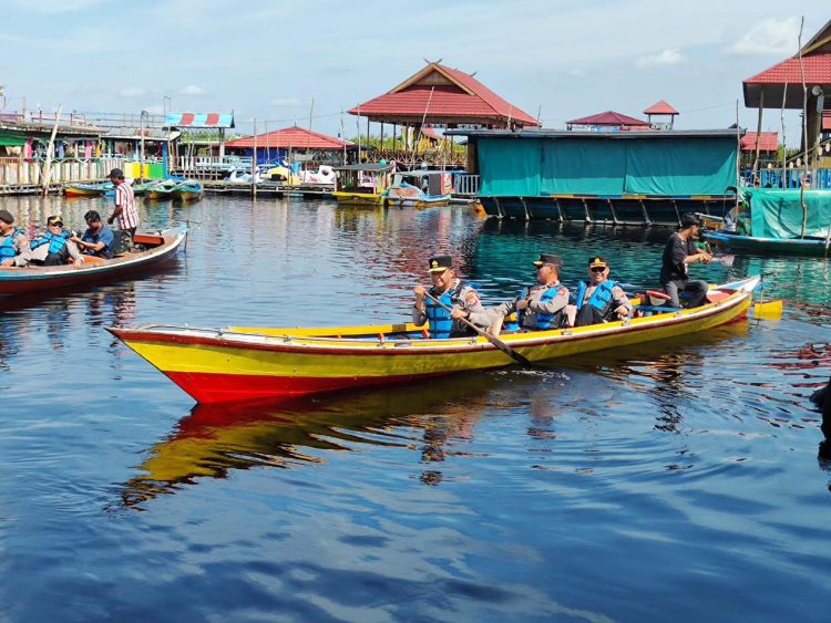 Kapolda Kalimantan Tengah Irjen Pol Iwan Kurniawan, S.I.K., M.Si. bersama para Pejabat Utama Polda Kalteng melaksanakan kegiatan pengambilan video clip Indonesia Pandu Dunia di kawasan wisata Sungai Sabangau, Kelurahan Kereng Bangkirai, Kecamatan Sabangau, Kota Palangka Raya, Jumat (11/7/2025).