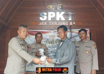 Kegiatan berlangsung di depan Mako Polsek Tanjung Batu dan dipimpin langsung oleh Kapolsek Tanjung Batu IPTU Dr. Syaparudin Akso, S.H., M.Si., CPHR., CHT., didampingi oleh Wakapolsek IPDA M. Toyib, Kanit Intel, KSPK, serta personel lainnya. Kegiatan ini mengusung tema: "Silahkan yang Mengambil, Silahkan yang Memberi" sebagai bentuk kepedulian dan semangat berbagi kepada sesama.