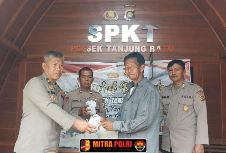Kegiatan berlangsung di depan Mako Polsek Tanjung Batu dan dipimpin langsung oleh Kapolsek Tanjung Batu IPTU Dr. Syaparudin Akso, S.H., M.Si., CPHR., CHT., didampingi oleh Wakapolsek IPDA M. Toyib, Kanit Intel, KSPK, serta personel lainnya. Kegiatan ini mengusung tema: "Silahkan yang Mengambil, Silahkan yang Memberi" sebagai bentuk kepedulian dan semangat berbagi kepada sesama.