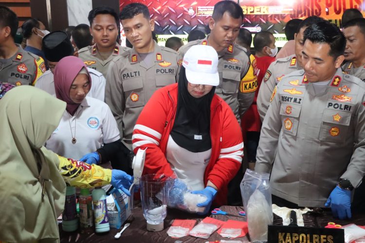 Kepolisian Resor Kotawaringin Timur menggelar press release pengungkapan kasus narkotika hasil dari pelaksanaan Operasi Antik Telabang 2025, yang berlangsung di lobi Mapolres Kotim, Jumat (11/7/2025) Pagi.