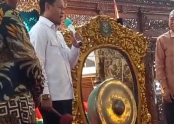 Gelaran perdana berlangsung pada Jumat (11/7/2025) di Pendopo Dipokusumo, dihadiri ratusan warga dan sejumlah tokoh penting, membahas tema krusial “Alus Dalane” yang berfokus pada infrastruktur jalan.