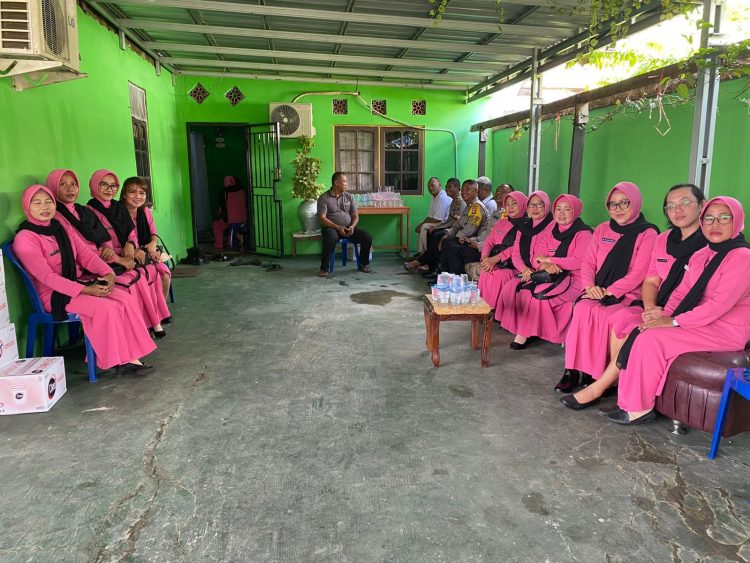 Kapolsek Sabangau Iptu Ahmad Taufiq bersama anggota dan Bhayangkari melakukan kunjungan ke rumah duka almarhum Aipda Faderik Kadek di Jalan Gurami III, Kota Palangka Raya.