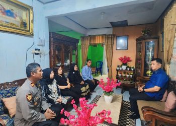 Kapolsek Sabangau Iptu Ahmad Taufiq mendampingi langsung Kapolda Kalimantan Tengah Irjen Pol Iwan Kurniawan, S.I.K., M.Si. dalam rangka kunjungan duka ke rumah almarhum Aipda Faredik Kadek, anggota Polsek Sabangau Polresta Palangka Raya, Minggu (13/7/2025).