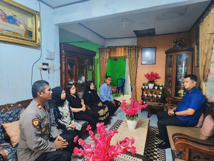 Kapolsek Sabangau Iptu Ahmad Taufiq mendampingi langsung Kapolda Kalimantan Tengah Irjen Pol Iwan Kurniawan, S.I.K., M.Si. dalam rangka kunjungan duka ke rumah almarhum Aipda Faredik Kadek, anggota Polsek Sabangau Polresta Palangka Raya, Minggu (13/7/2025).