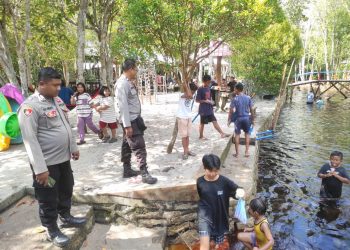 Personel Polsek Bukit Batu Polresta Palangka Raya melaksanakan kegiatan patroli sambang di kawasan objek wisata Surung Danum, Jl. Sidomulyo, Kelurahan Tumbang Tahai, Kecamatan Bukit Batu, Minggu (13/7/2025).