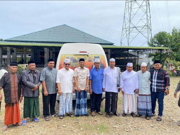 Jamaluddin Idham, S.H., M.H., Anggota DPR RI dari Fraksi PDI Perjuangan, menyerahkan satu unit mobil operasional kepada Abuya Syehk H. Amran Waly Al-Khalidi. Prosesi penyerahan berlangsung dalam kebersamaan para jamaah Majelis Pengkajian Tauhid Tasawuf (MPTT), yang selama ini menjadi bagian penting dari gerakan dakwah Abuya dalam menegakkan nilai-nilai tauhid dan tasawuf di tengah masyarakat.