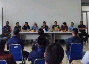 Dalam pertemuan yang digelar di Kantor Kecamatan Jonggol dan dihadiri oleh unsur Muspika, DPRD Kabupaten Bogor, Kapolsek, Danramil, kepala desa, serta perwakilan dari BBWS, disepakati langkah-langkah konkret untuk merespons dampak buruk pembangunan bendungan, khususnya pada kerusakan jalan dan distribusi material proyek.