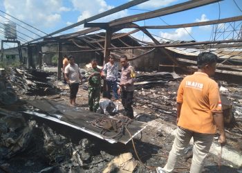 Olah Tempat Kejadian Perkara (TKP) awal pun dilakukan oleh Unit Inafis Satreskrim pada peristiwa kebakaran yang terjadi di lantai 3 (tiga) bangunan UFO Elektronika, Jalan Tjilik Riwut Km. 4,5, Kota Palangka Raya, Kalimantan Tengah, Minggu (13/7/2025) siang.
