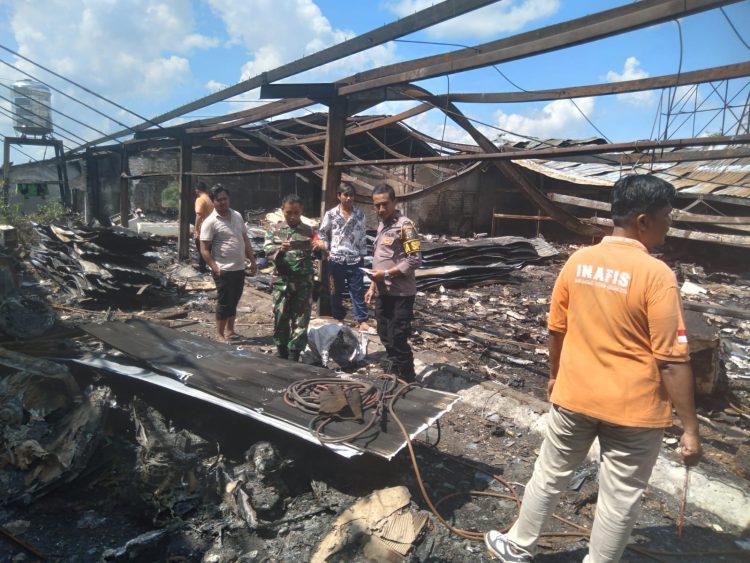 Olah Tempat Kejadian Perkara (TKP) awal pun dilakukan oleh Unit Inafis Satreskrim pada peristiwa kebakaran yang terjadi di lantai 3 (tiga) bangunan UFO Elektronika, Jalan Tjilik Riwut Km. 4,5, Kota Palangka Raya, Kalimantan Tengah, Minggu (13/7/2025) siang.