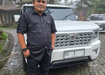 Ketua Umum Elang Tiga Hambalang, H. Dedi Safrizal berfoto didepan Mobil Presiden Prabowo Subianti (Foto. Dok/ETH)