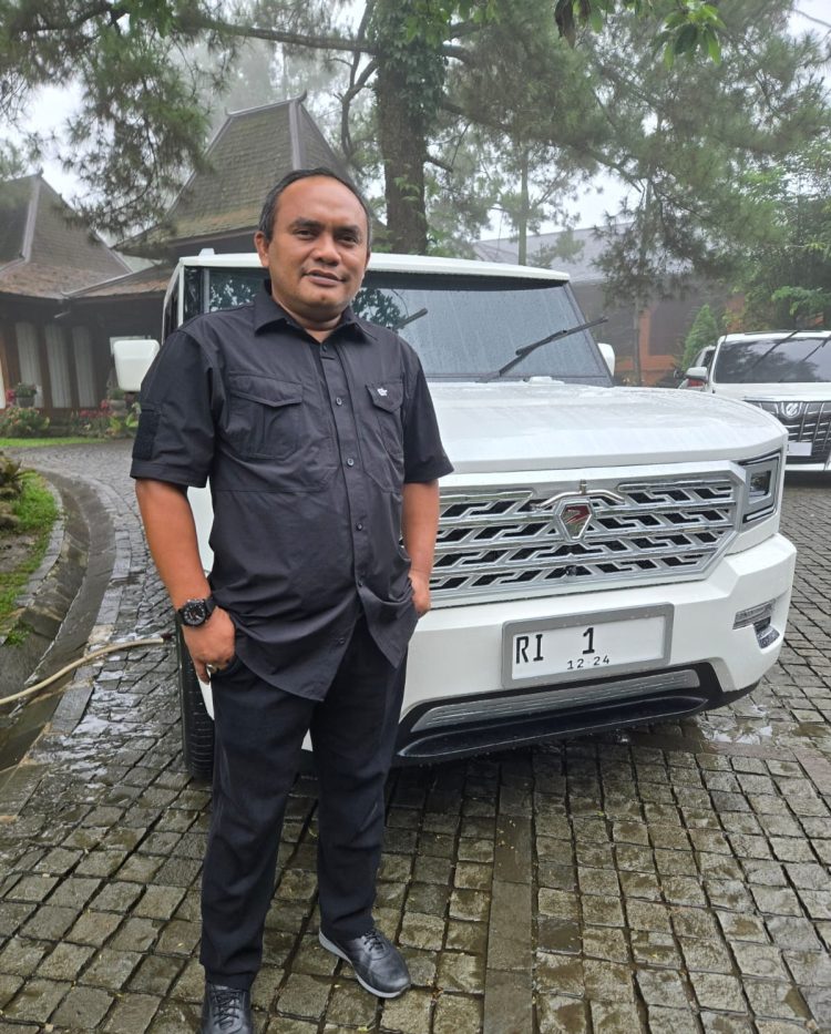 Ketua Umum Elang Tiga Hambalang, H. Dedi Safrizal berfoto didepan Mobil Presiden Prabowo Subianti (Foto. Dok/ETH)