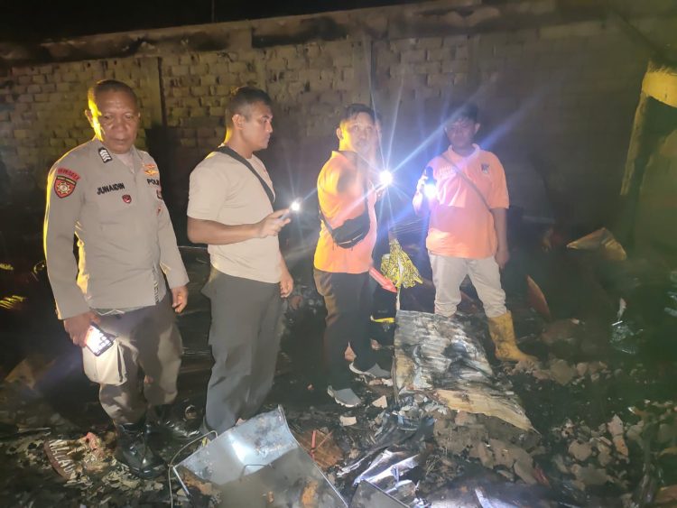 Enam bangunan kios yang berada di Jalan RTA Milono Km.9, Kelurahan Kereng Bangkirai, Kecamatan Sabangau, Kota Palangka Raya dilalap si jago merah pada Minggu (13/7/2025) sekitar pukul 18.10 WIB.