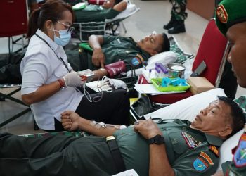 Anggota Kodim 1016/Palangka Raya beserta Persit mengikuti kegiatan bakti sosial donor darah yang di gelar serentak di seluruh jajaran Kodam XII/Tpr yang di pimpin langsung oleh Pangdam XII/Tpr Mayjen TNI Jamallulael secara Virtual melalui (Vicon) Video Conference.
