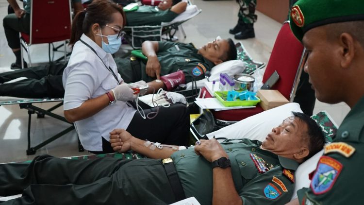 Anggota Kodim 1016/Palangka Raya beserta Persit mengikuti kegiatan bakti sosial donor darah yang di gelar serentak di seluruh jajaran Kodam XII/Tpr yang di pimpin langsung oleh Pangdam XII/Tpr Mayjen TNI Jamallulael secara Virtual melalui (Vicon) Video Conference.